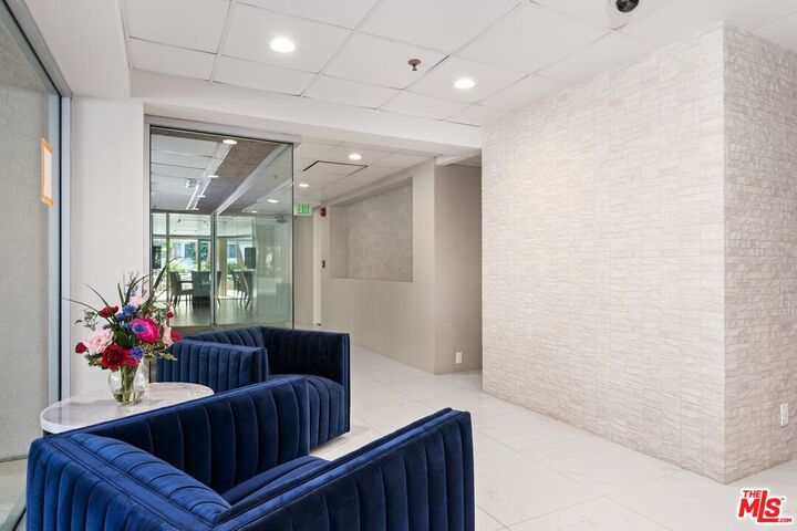 Property Photo: 211 California Ave CA 90403
