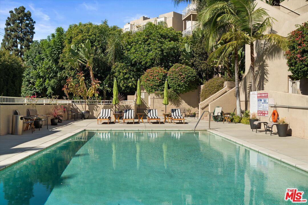 Property Photo:  2222 N Beachwood Dr  CA 90068 