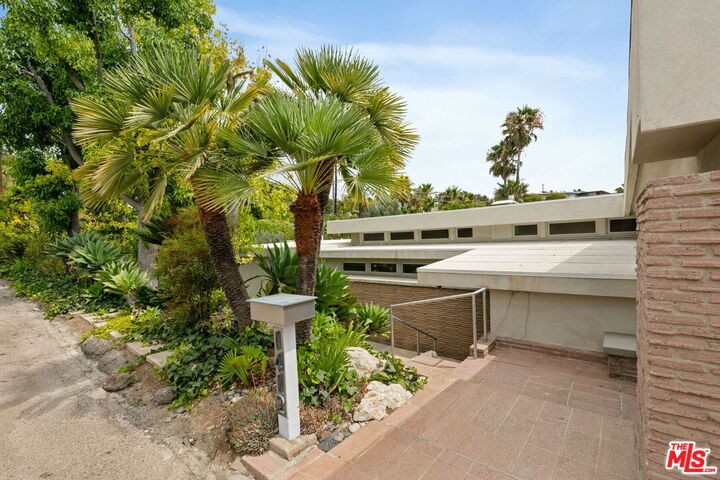 1412 N Tigertail Rd  Los Angeles CA 90049 photo