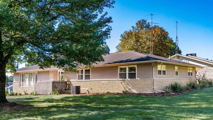 Property Photo:  855 E Village Drive  OH 43055 