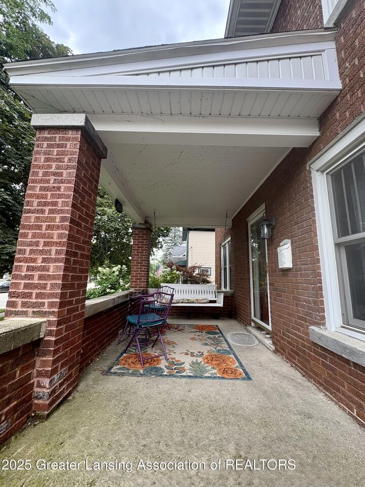 Property Photo:  412 E Jefferson Street  MI 48837 