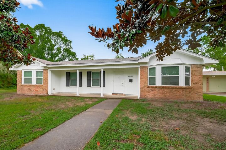 Property Photo: 8210 Edgemoor Drive TX 77036