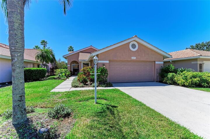 Property Photo: 6647 Oakbrooke Circle FL 34202