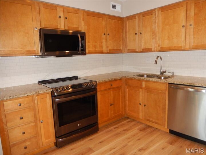 Property Photo:  16518 Victoria Crossing Drive B  MO 63040 