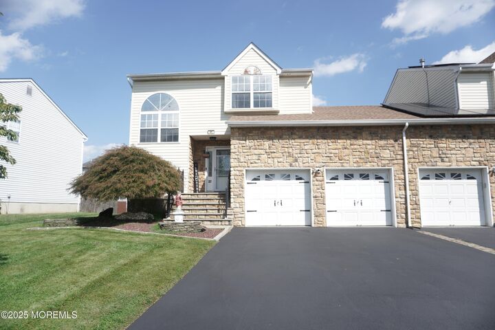 Property Photo:  27 Hummingbird Court  NJ 07746 