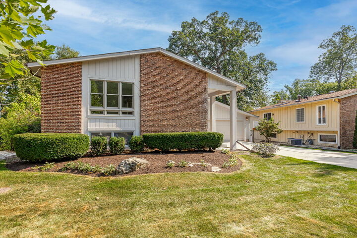 Property Photo:  1856 Carriage Hill Road  IL 60532 