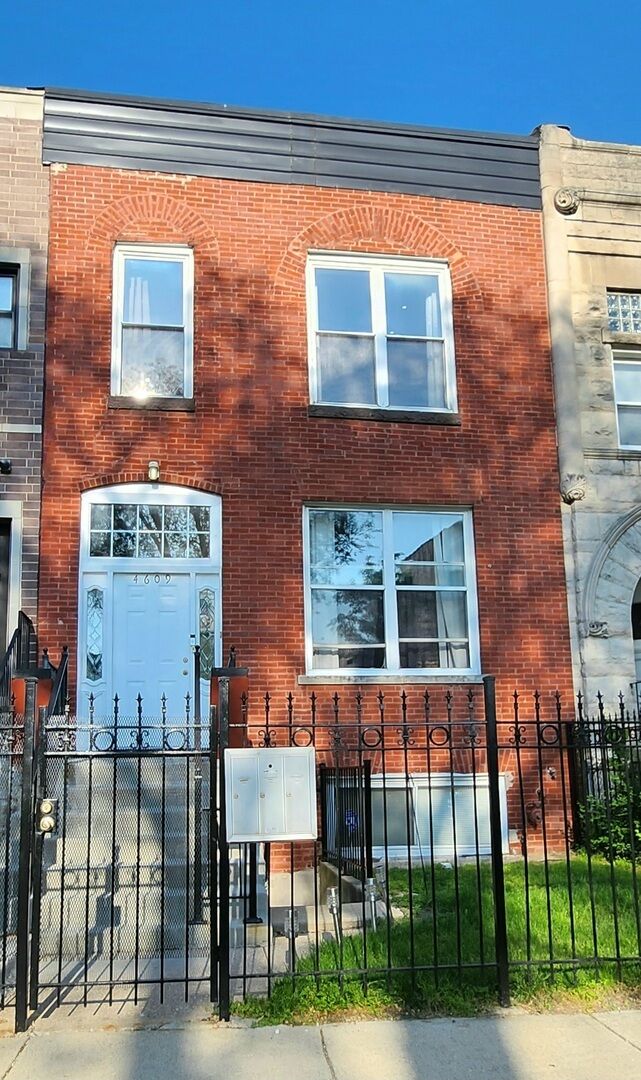 Property Photo:  4609 S Vincennes Avenue 2  IL 60653 