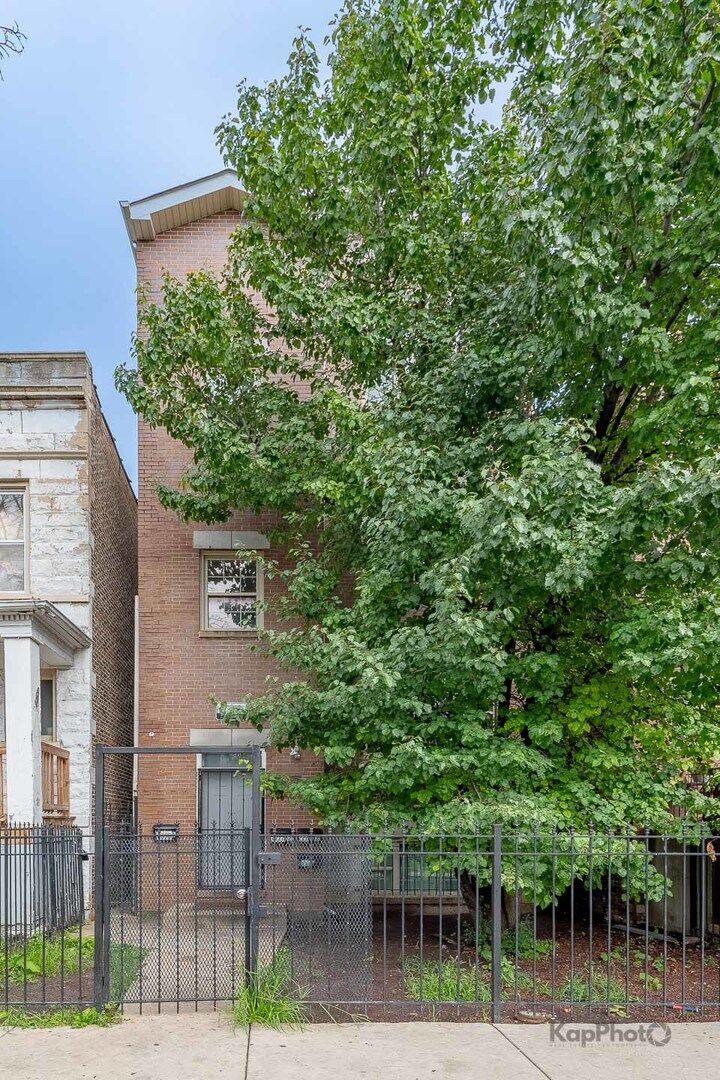 Property Photo:  4024 W Wilcox Street  IL 60624 