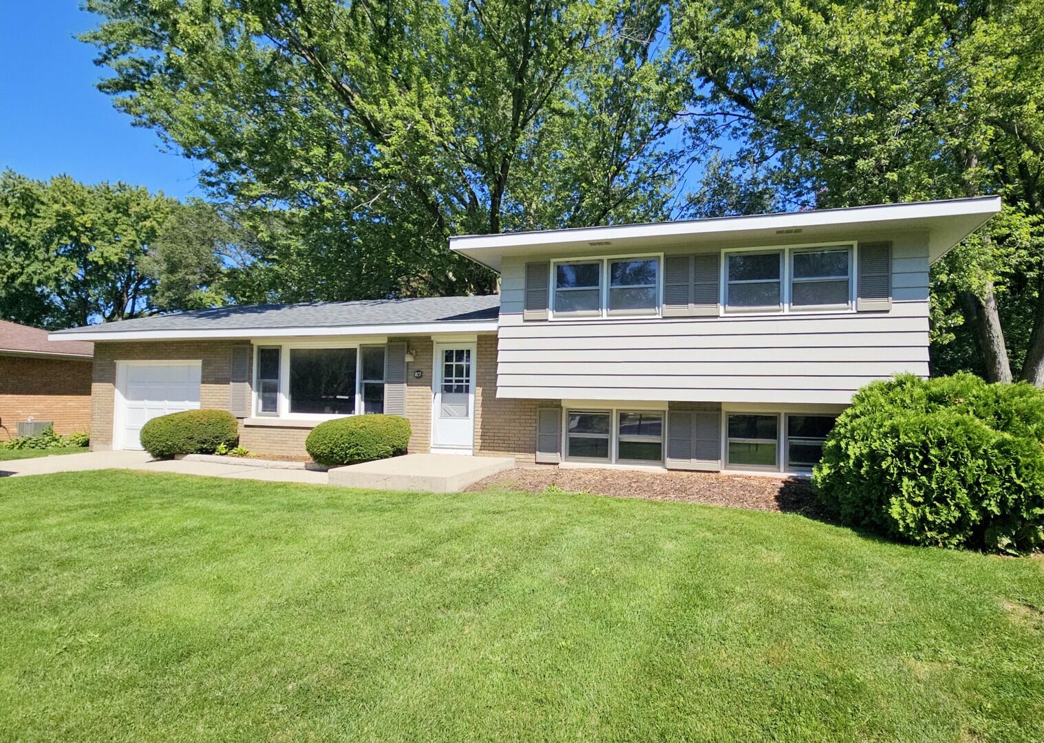 Property Photo: 827 Balmoral Drive IL 60118