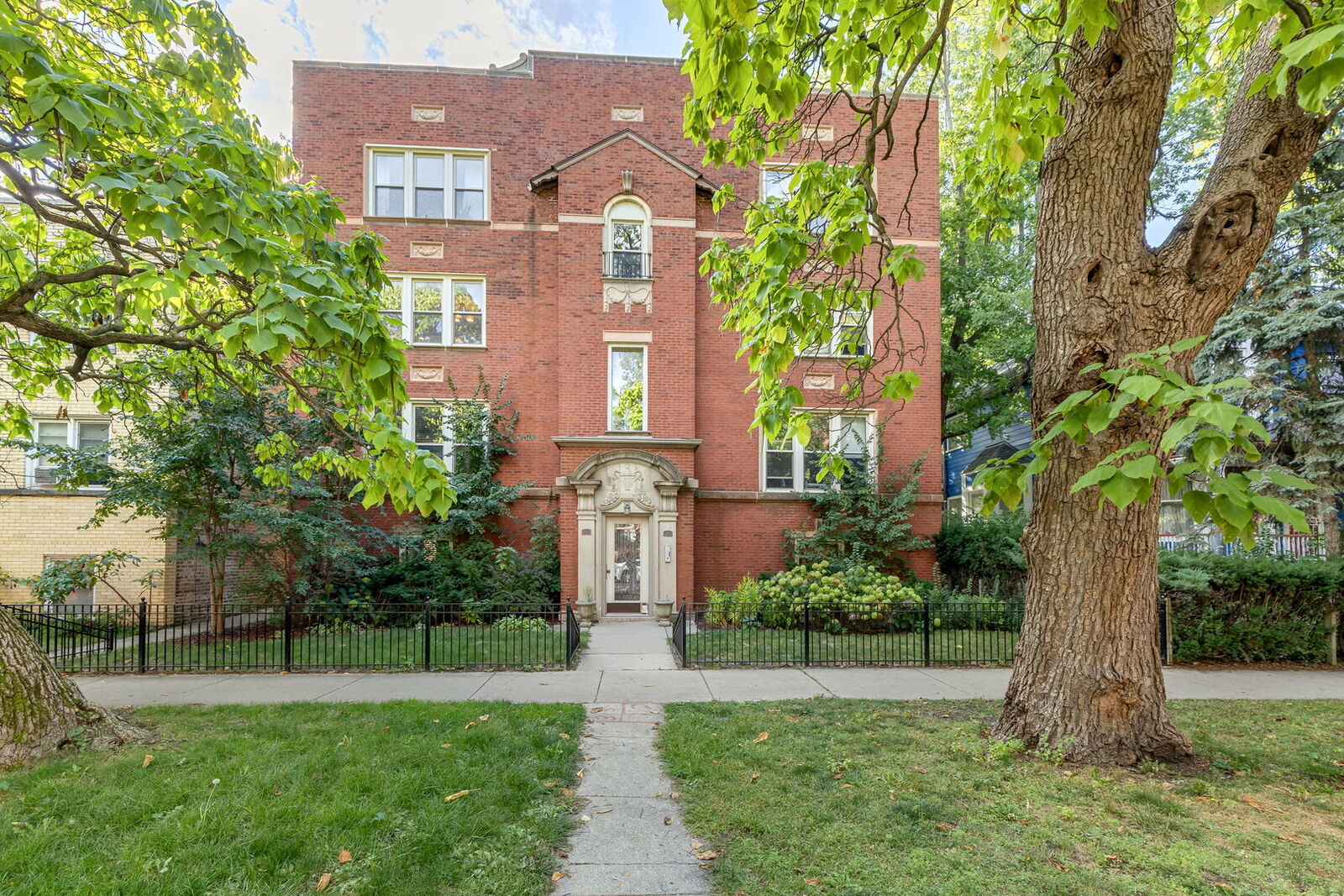 Property Photo:  6712 N Glenwood Avenue 2  IL 60626 