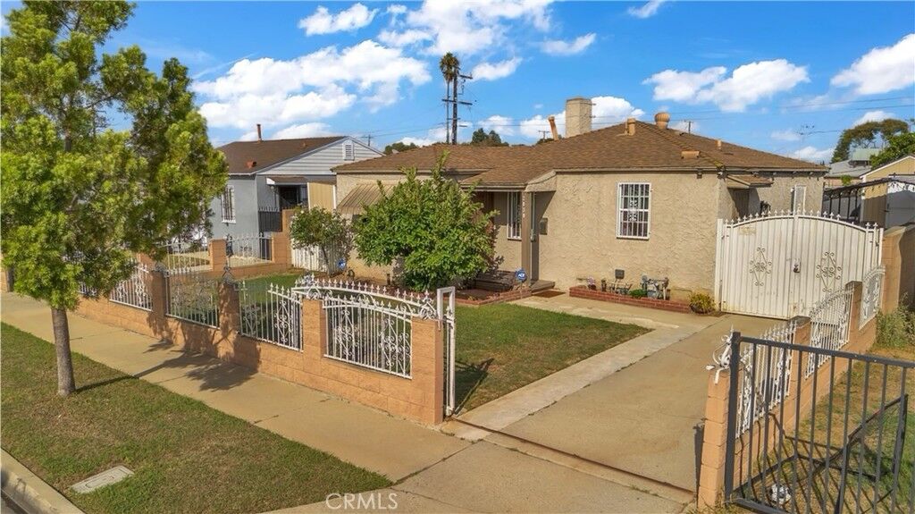 Property Photo:  2030 N Salinas  CA 90059 
