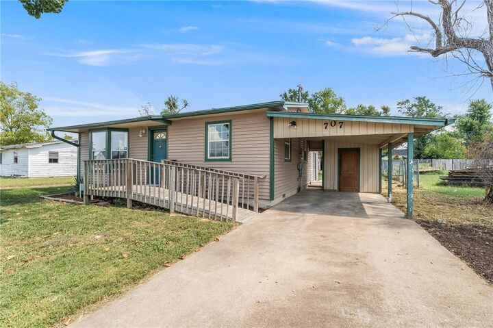 Property Photo:  707 6th Street  AR 72756 