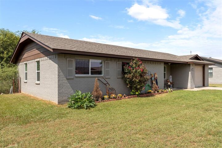 Property Photo:  103 Mark Avenue  OK 73074 