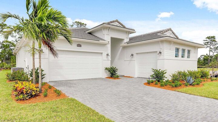 Property Photo:  2301 SE Canopy Cove Lane  FL 34984 