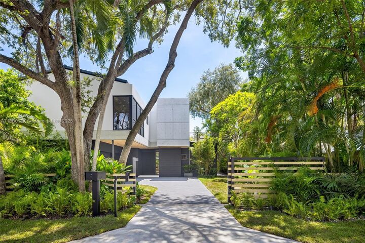 Property Photo: 4024 Bonita Ave FL 33133