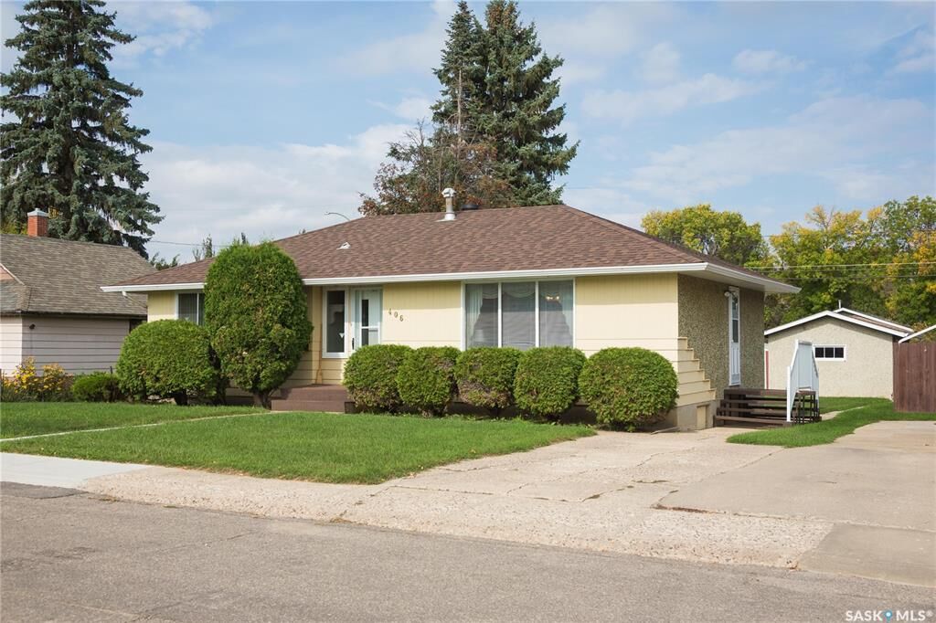 Property Photo: 406 26th Street E SK S6V 1V2