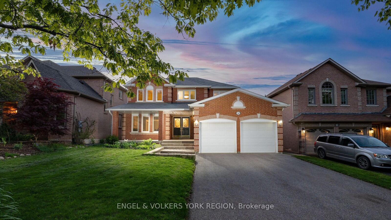 Photo de la propriété:  24 Timber Valley Avenue  ON L4E 3S6 