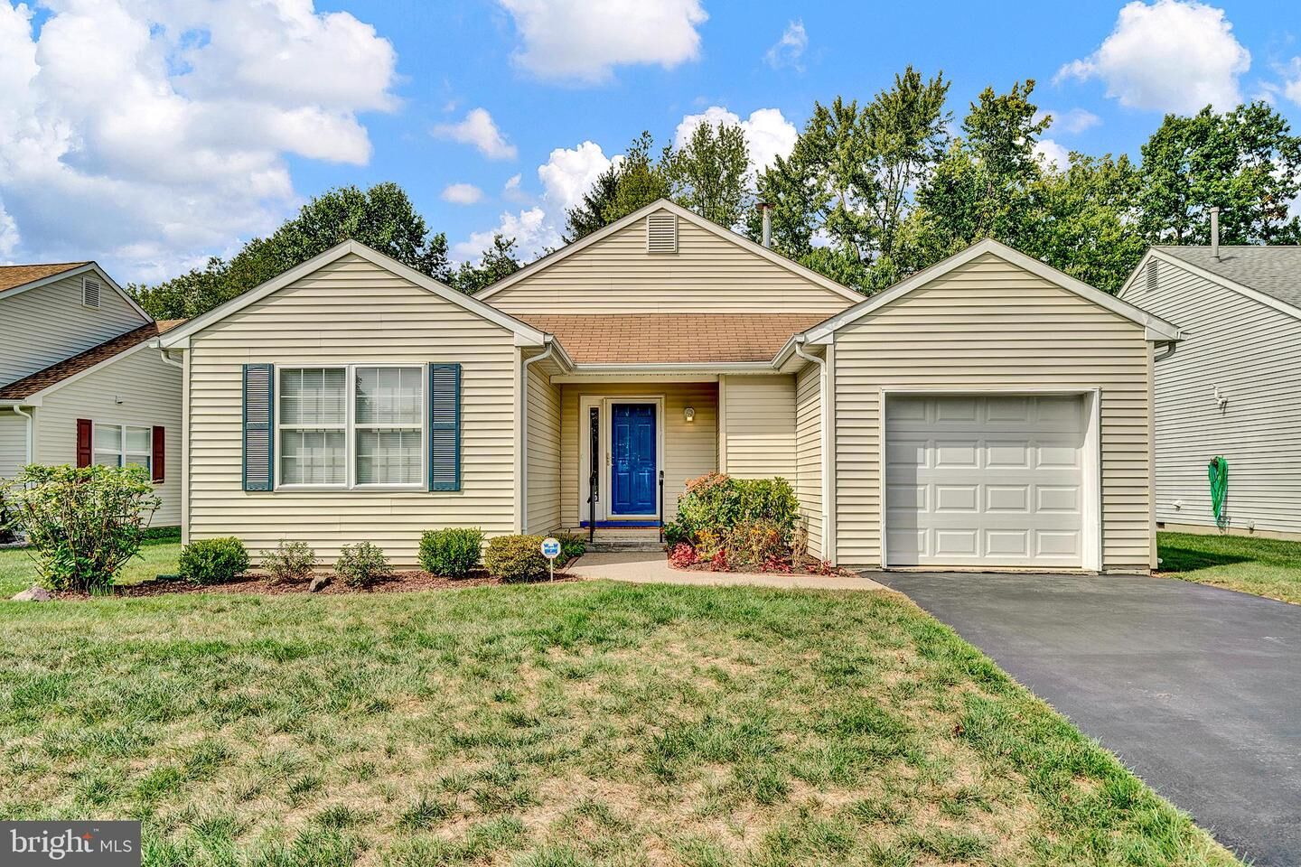 Property Photo:  6 Holiday Court  NJ 08628 