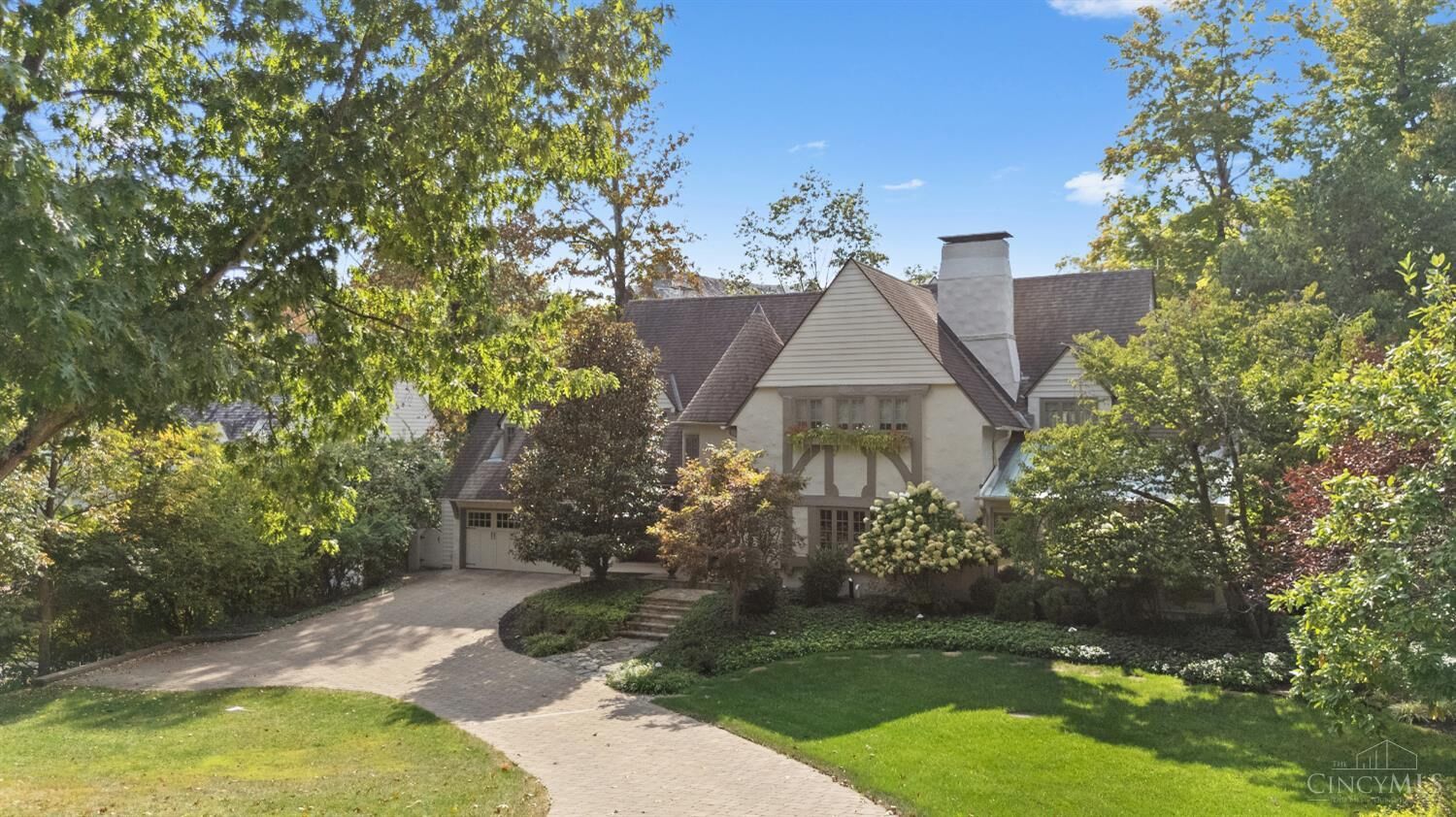 Property Photo:  1031 E Rookwood Drive  OH 45208 