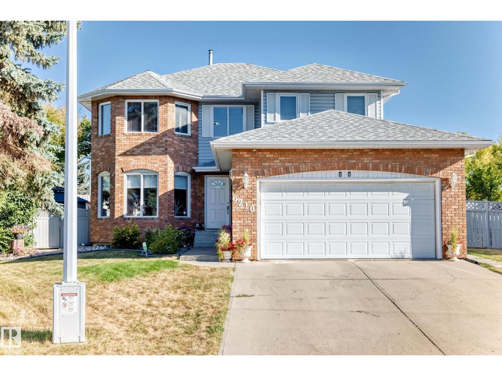 Photo de la propriété:  6210 152C Av NW  AB T5A 4W6 