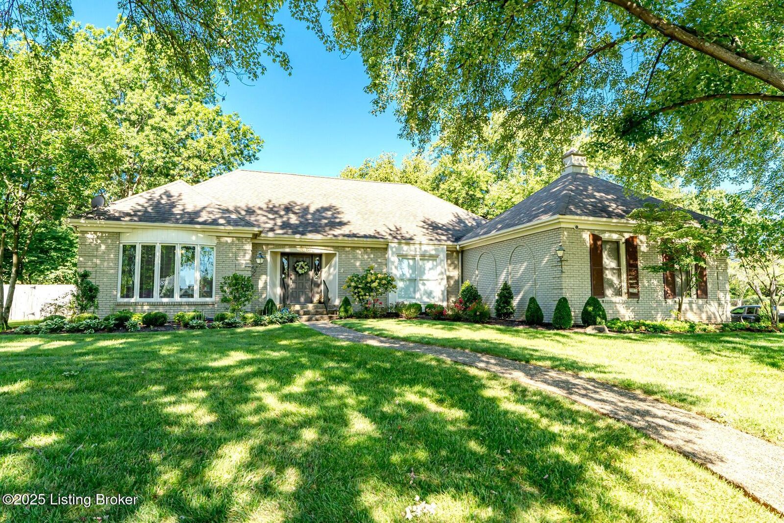 Property Photo: 806 Nottingham Pkwy KY 40222