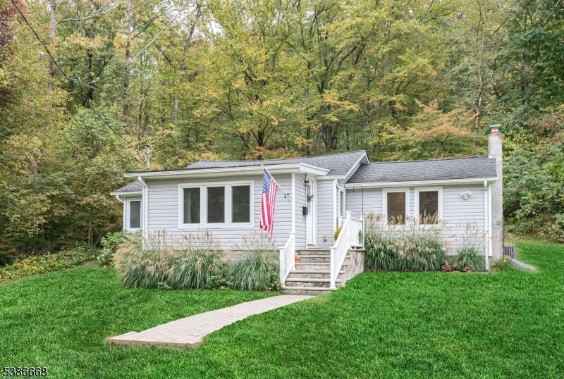 Property Photo:  17 Old Woodland Trl  NJ 07438 