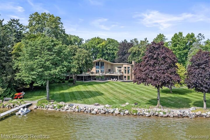 3333 W Shore Drive  Orchard Lake MI 48324 2372 photo