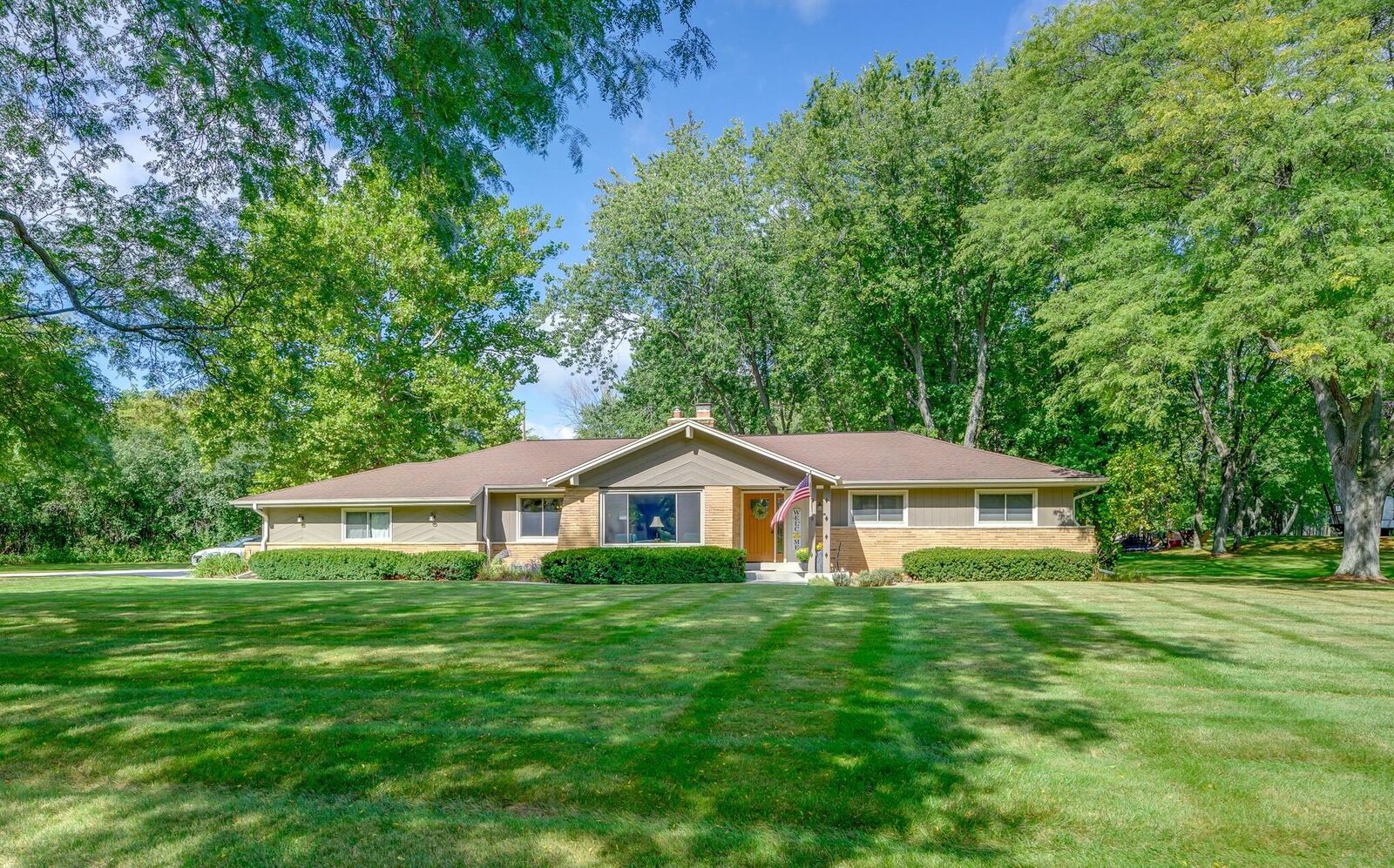 Property Photo:  2820 W St James Ln  WI 53092 