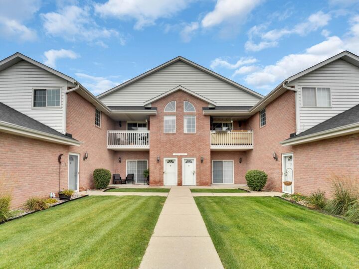W241n2573 E Parkway Meadow Cir Unit 3  Pewaukee WI 53072 photo
