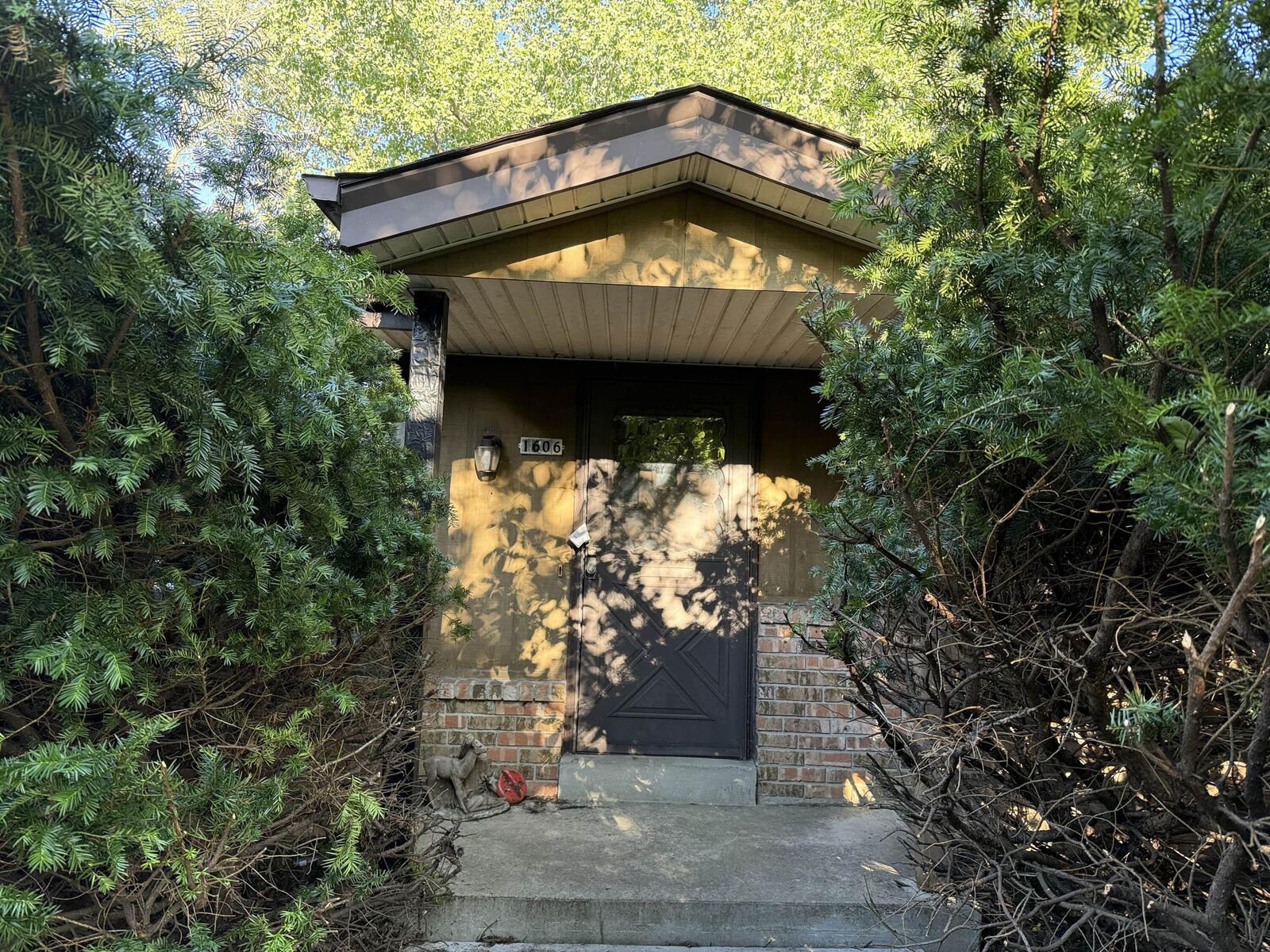 Property Photo:  1606 S Wildwood Dr  WI 53151 