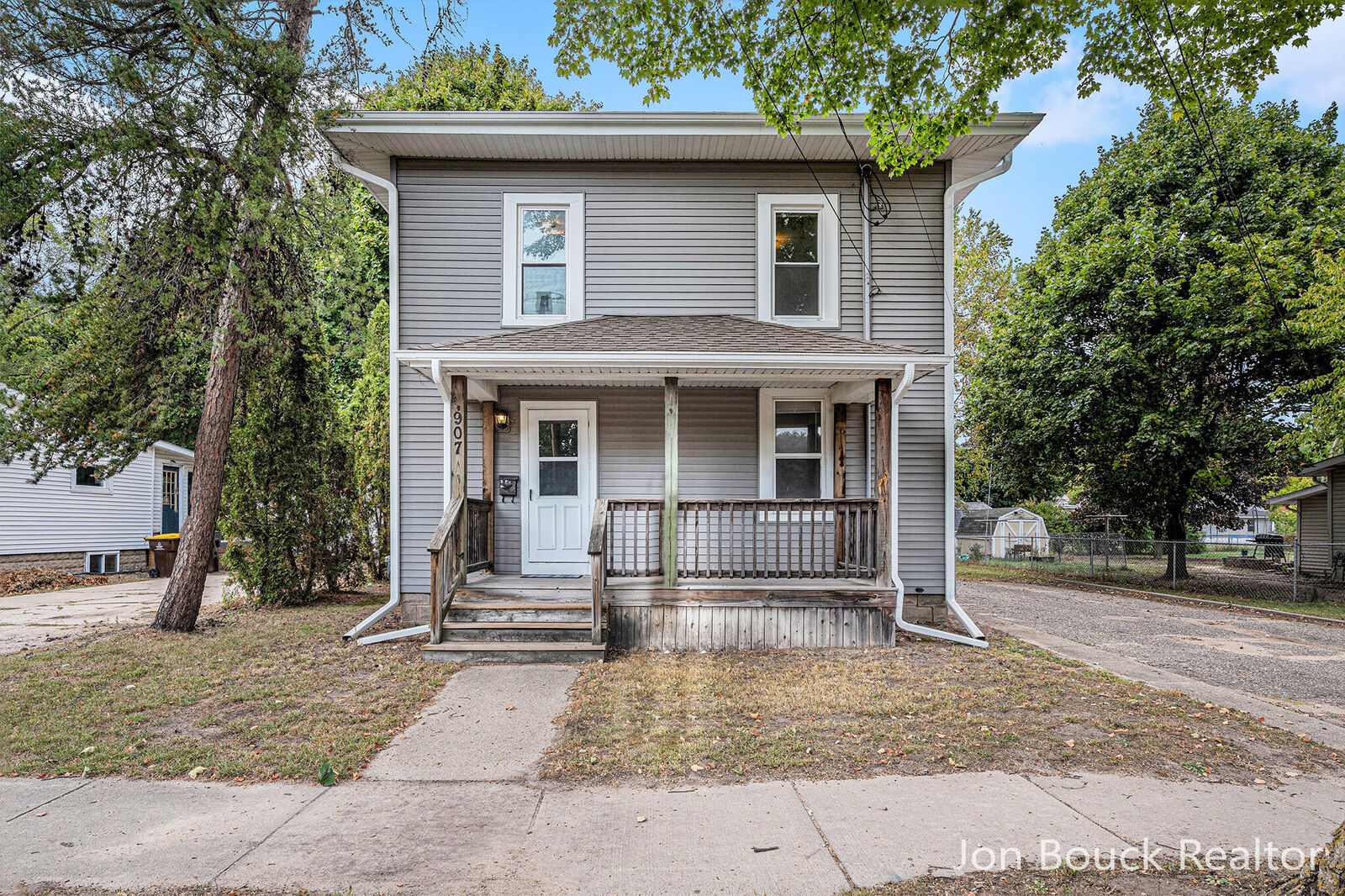 Property Photo: 907 E Lincoln Street MI 48858
