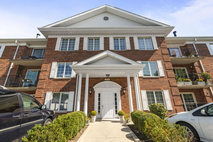 Property Photo:  322 Park Avenue 2A  IL 60514 