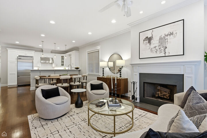 Property Photo: 2773 N Kenmore Avenue 1 IL 60614