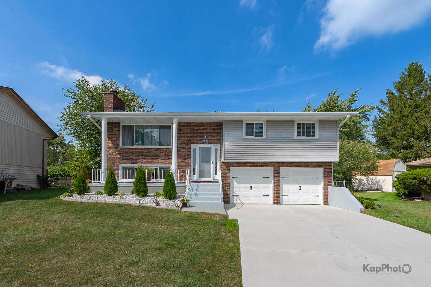 Property Photo: 818 Brentwood Court IL 60193
