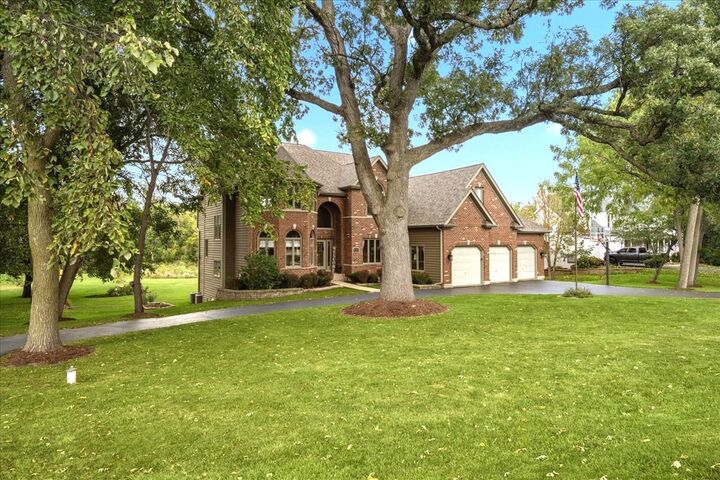 Property Photo: 36 E Lexington Circle IL 60560