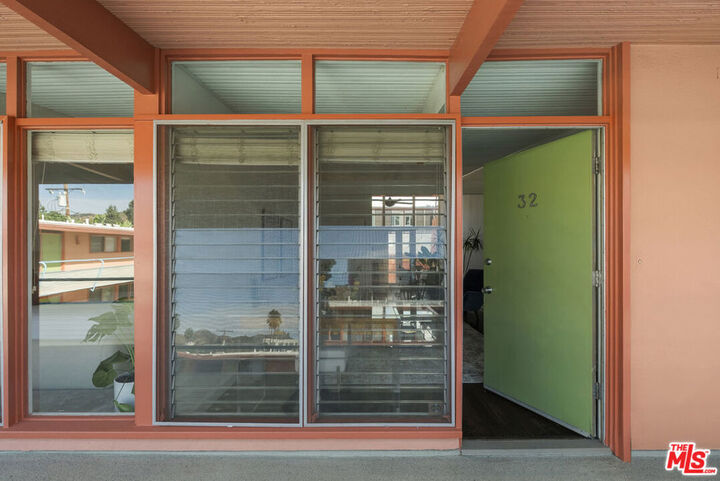 Property Photo:  1400 N Hayworth Avenue 32  CA 90046 