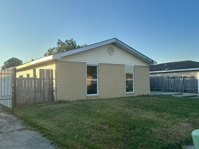 Property Photo: 1740 Burnley Drive LA 70072