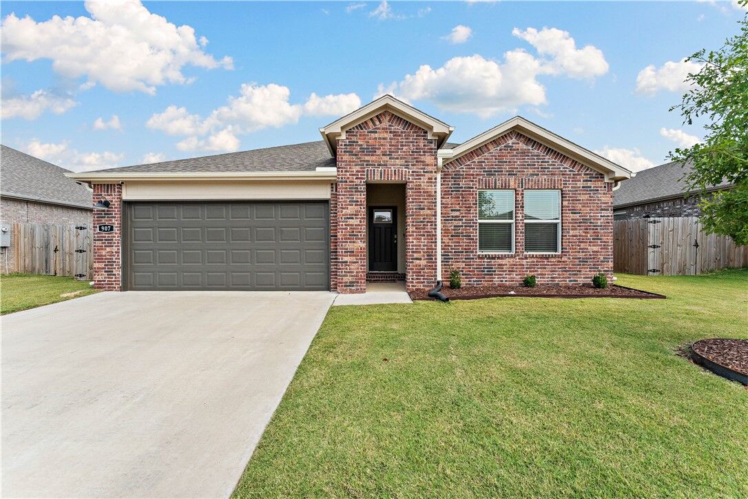Property Photo: 907 W Cottonwood Street AR 72758
