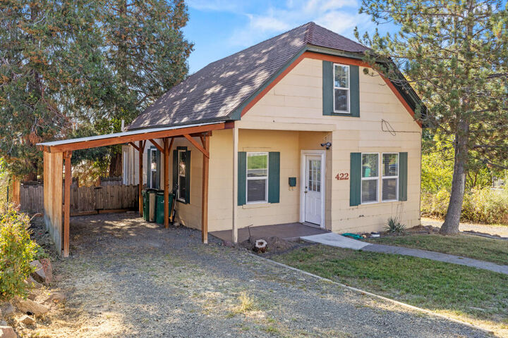 Property Photo:  422 Washington Street  OR 97601 