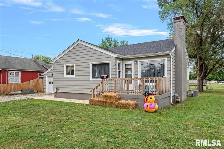 Property Photo:  301 S Washington Street  IL 62656 