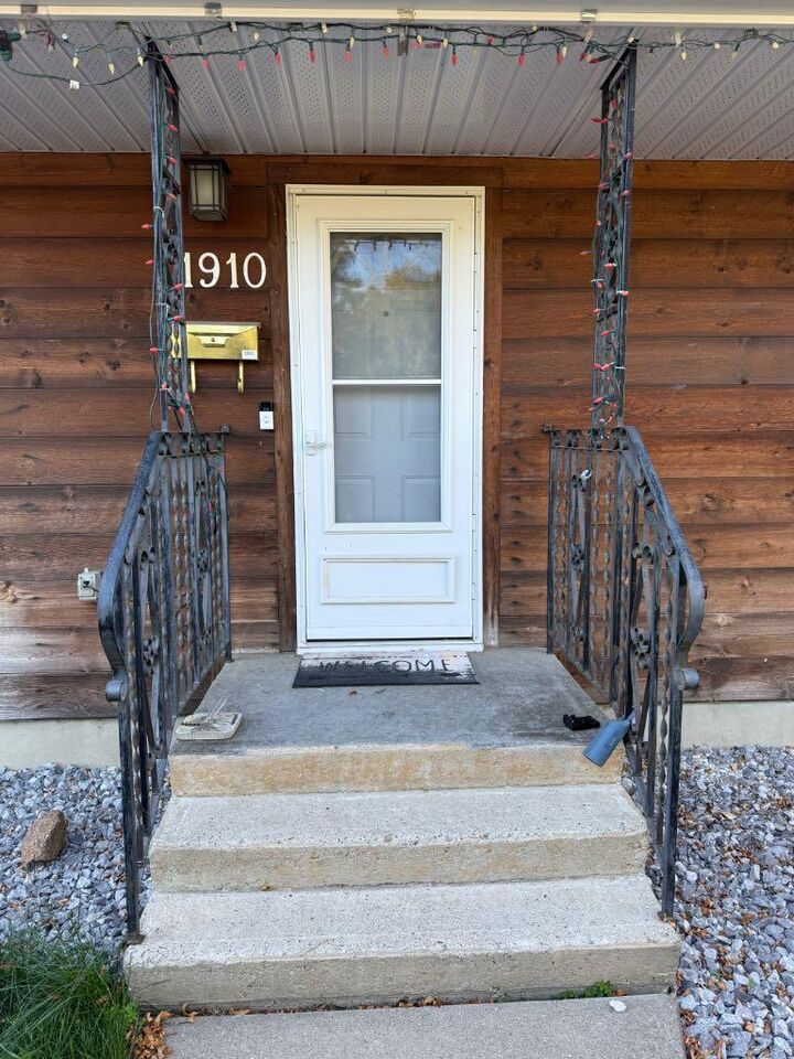 Property Photo:  1910 16 Avenue S  AB T1K 0Z2 