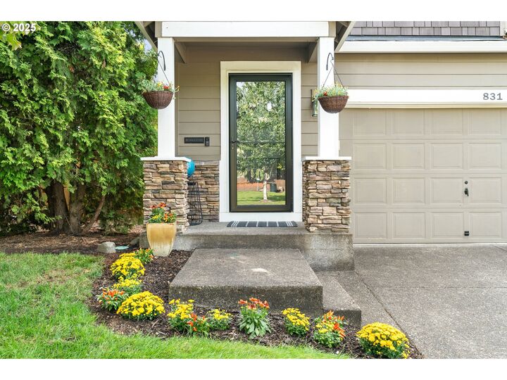 Property Photo:  831 NW 2nd Ave  OR 97013 
