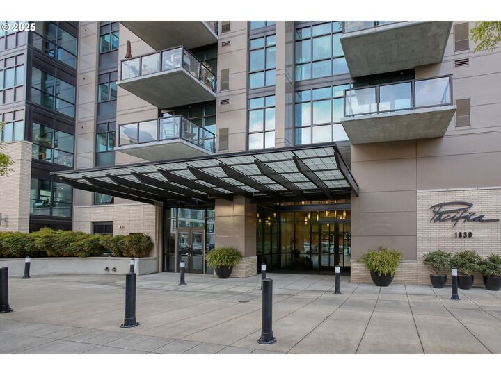 Property Photo:  1830 NW Riverscape St 405  OR 97209 