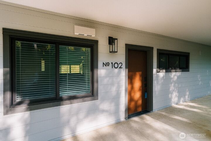 Property Photo:  130  105th Avenue SE 102  WA 98004 