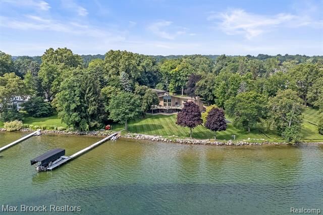 Property Photo:  3333 W Shore Drive  MI 48324 