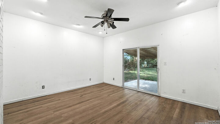 Property Photo:  415 Elm  TX 78155 