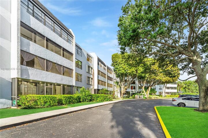 10852 N Kendall Dr 203  Miami FL 33176 photo