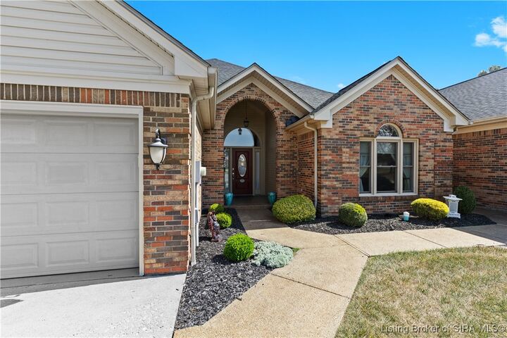Property Photo: 1640 Greenbriar Court IN 47130