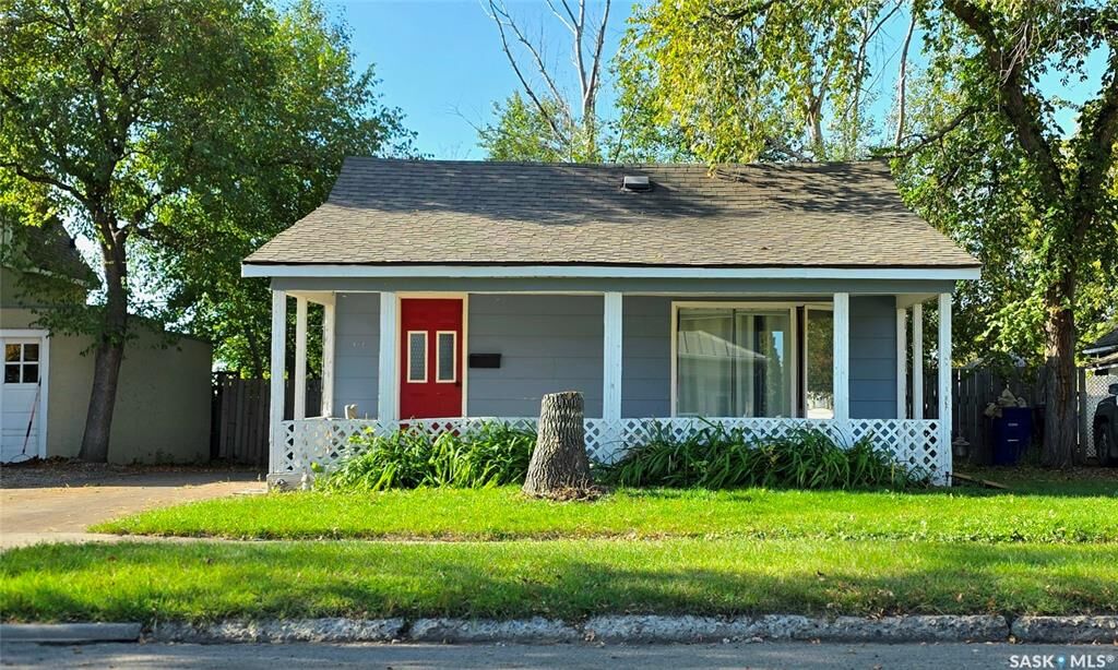 Property Photo:  1326 2nd Street  SK S4A 0M4 