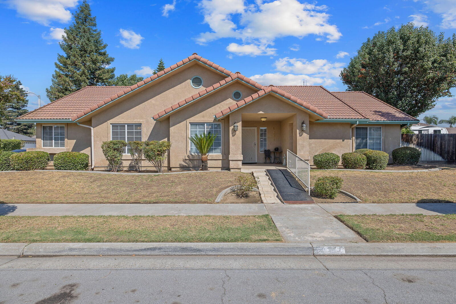 Property Photo:  1280 E Richard Smith Avenue  CA 93274 